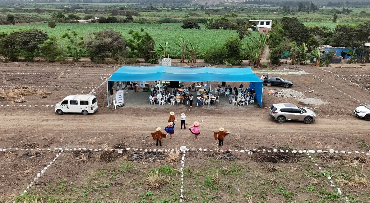 Lotes delimitados de Villa Tomabal con el valle verde de Virú al fondo