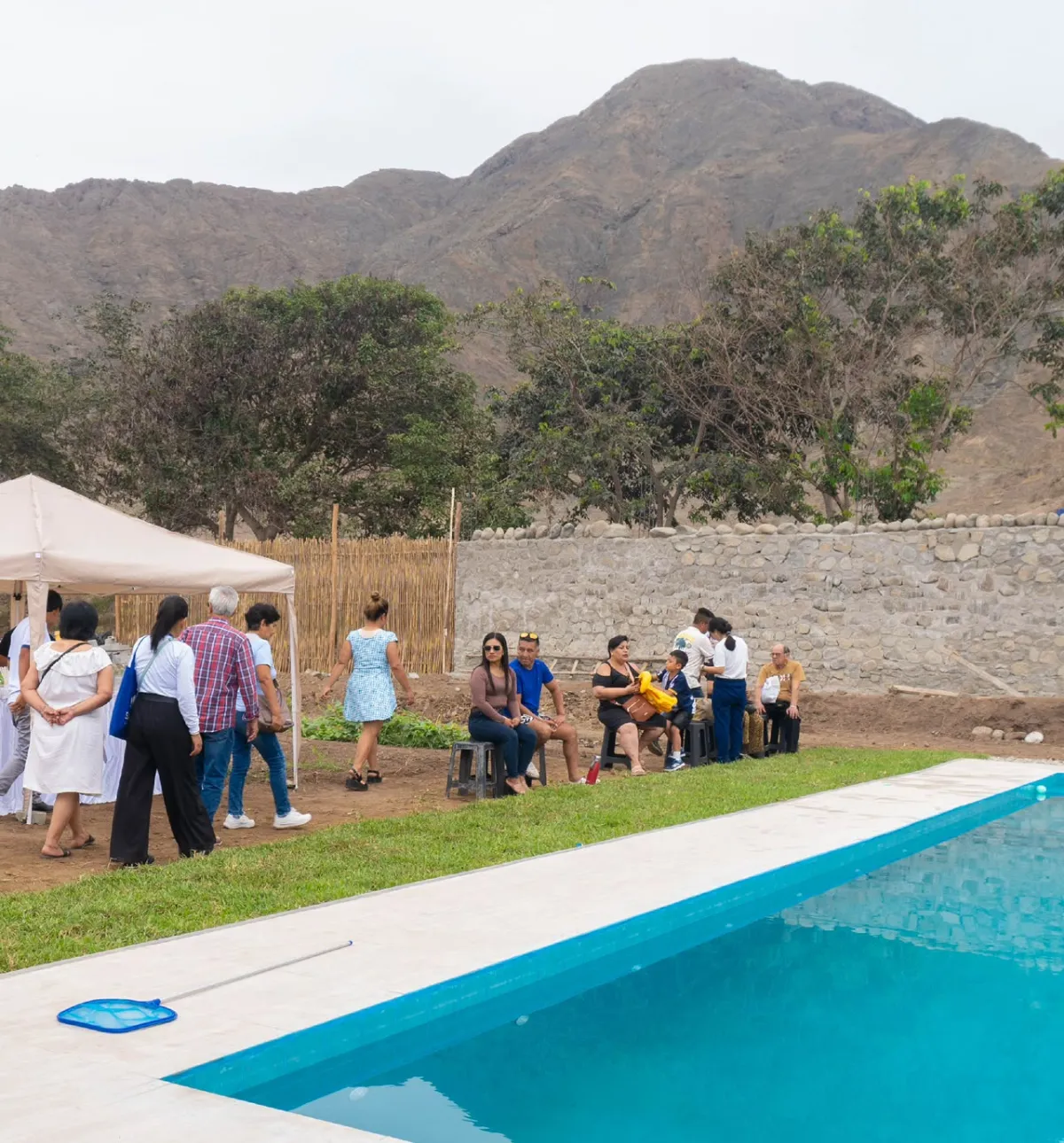 Piscina terminada y familias en Villa Tomabal, con el cerro de Virú al fondo